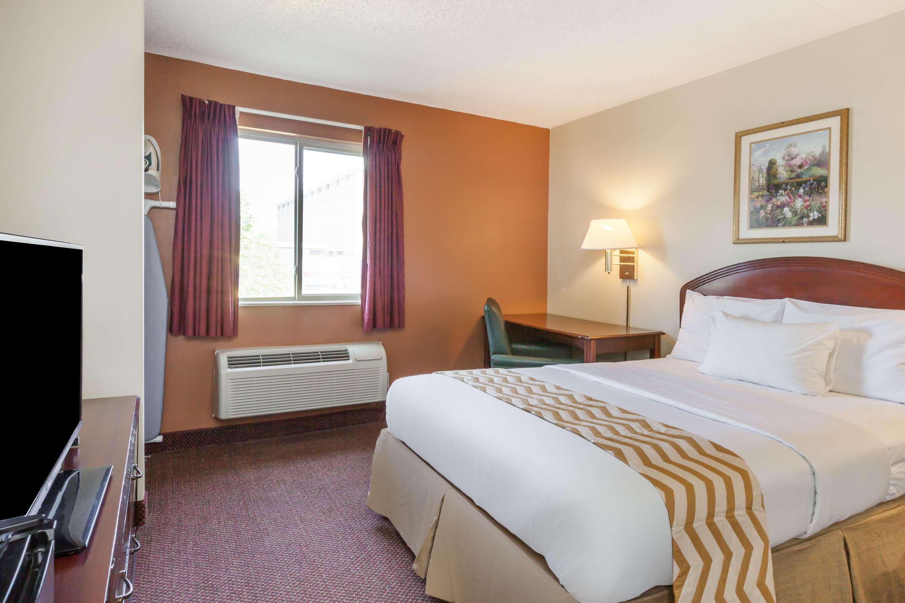 Travelodge Inn & Suites By Wyndham Albany Exterior photo
