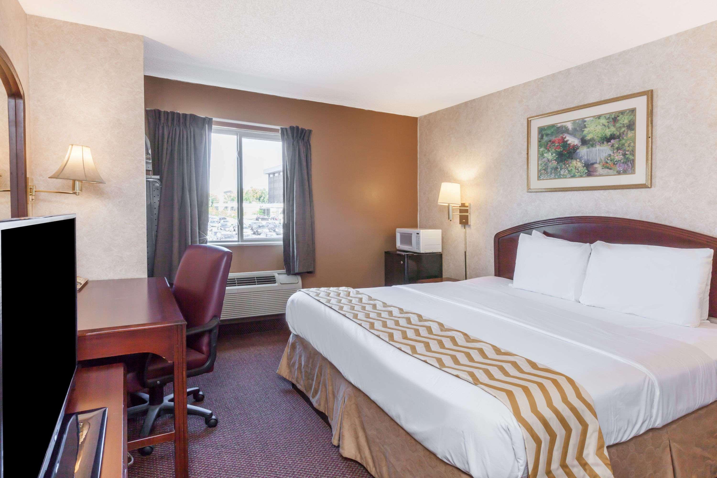 Travelodge Inn & Suites By Wyndham Albany Exterior photo