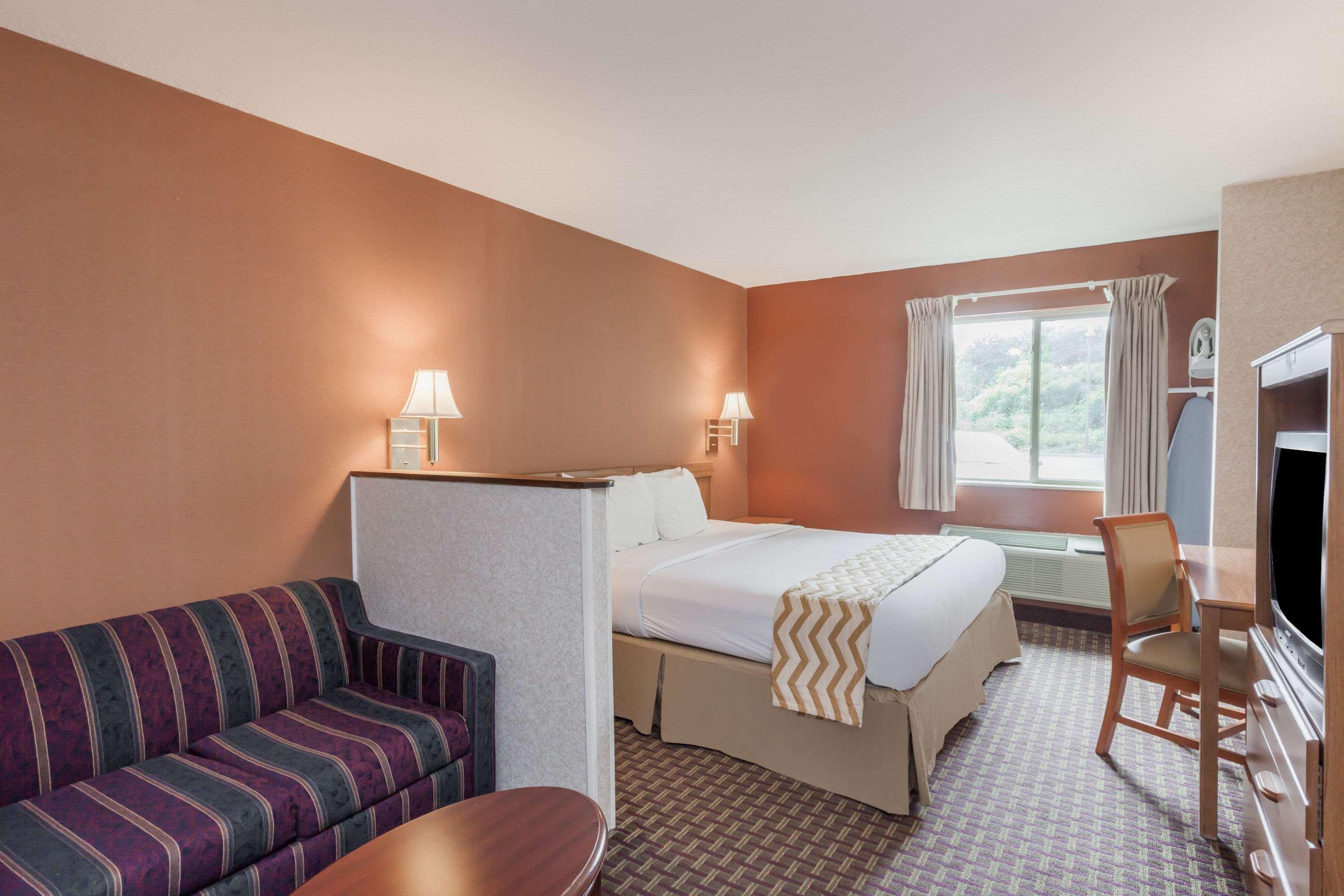 Travelodge Inn & Suites By Wyndham Albany Exterior photo