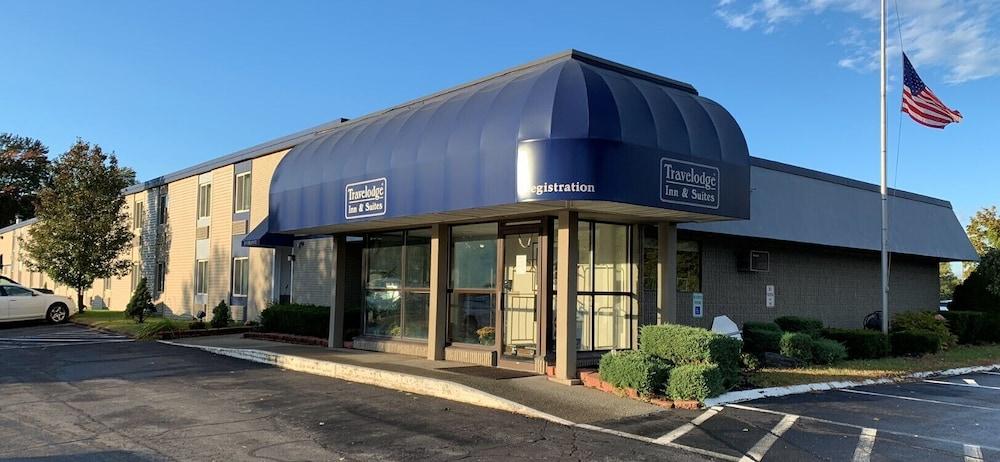 Travelodge Inn & Suites By Wyndham Albany Exterior photo