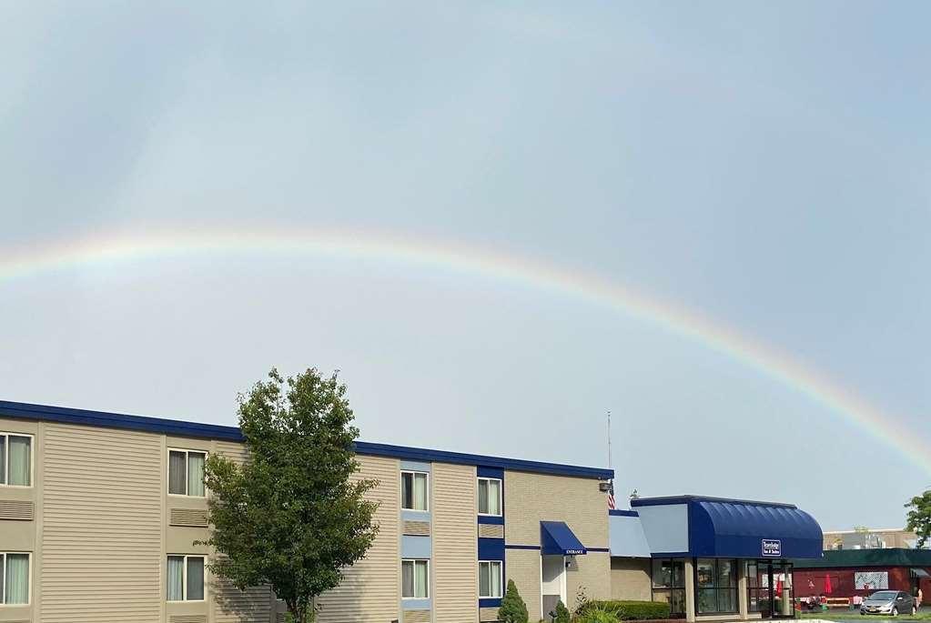 Travelodge Inn & Suites By Wyndham Albany Exterior photo