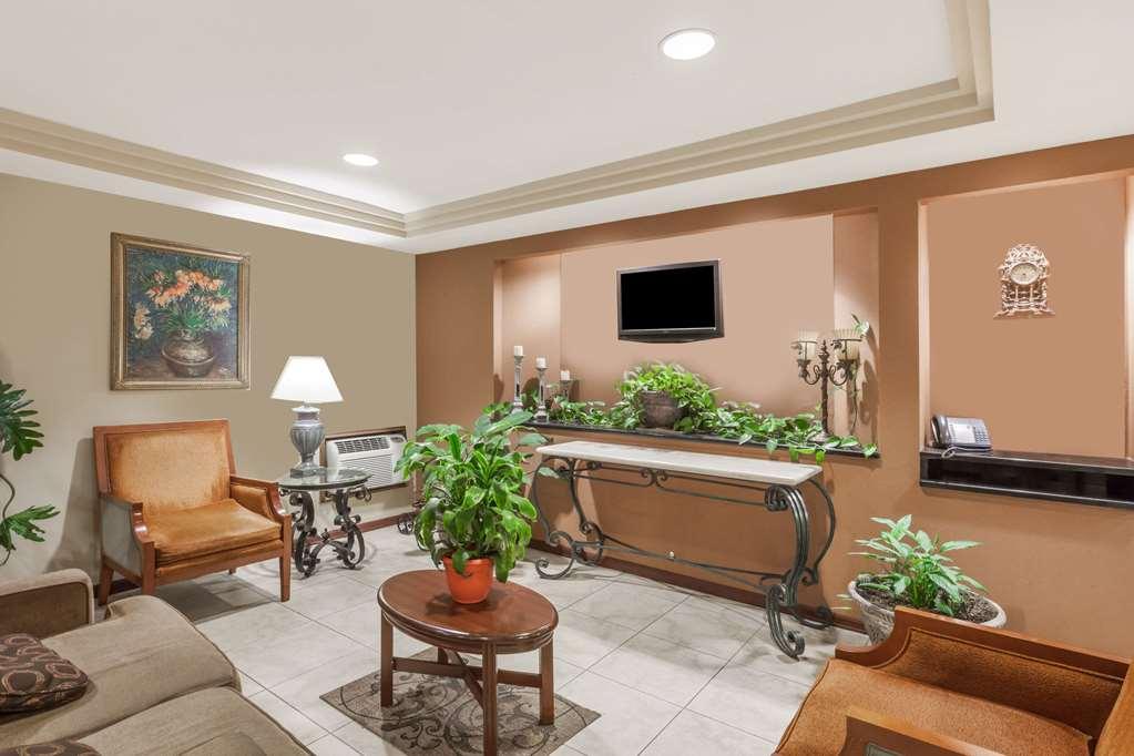 Travelodge Inn & Suites By Wyndham Albany Interior photo